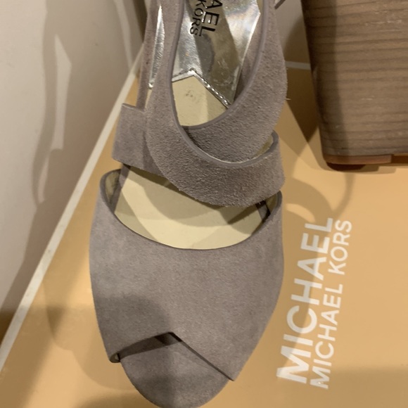 Michael Kors Soft Gray Suede Harley Platform Wedge Heel Strappy Sandal Zipper - Picture 15 of 16